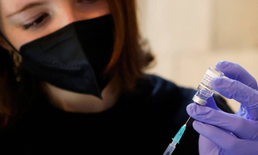 Pfizer anuncia adiamento da vacina contra a ômicron