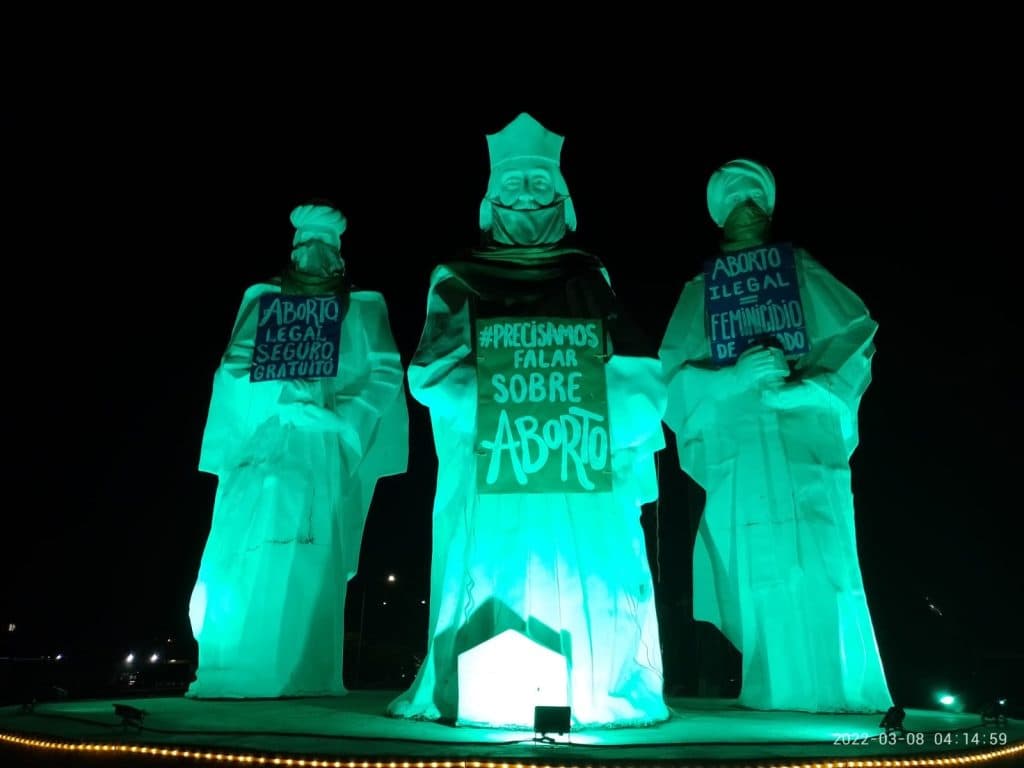 FOTOS: Protesto pró-aborto picha outdoor e posiciona cartazes em imagens de Reis Magos