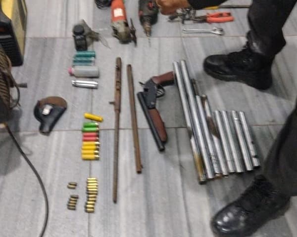 FOTOS: PM apreende ferramentas e prende dupla que fabricava armas caseiras em Natal