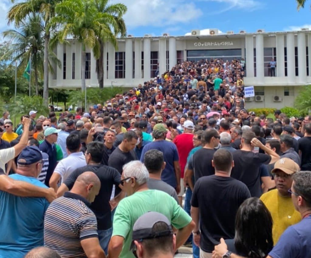 Policiais militares protestam em frente à Governadoria e cobram reajuste salarial