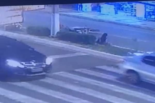 Mulher é atropelada em faixa de pedestres na Av. Roberto Freire em Natal