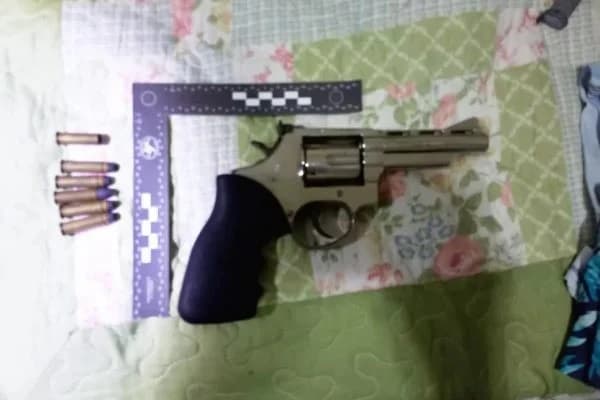 Homem se nega a mostrar mensagens em celular e é baleado pela esposa