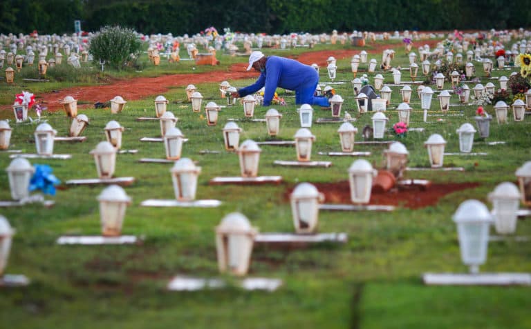 Pandemia fez morte no Brasil subir 31% em 2 anos