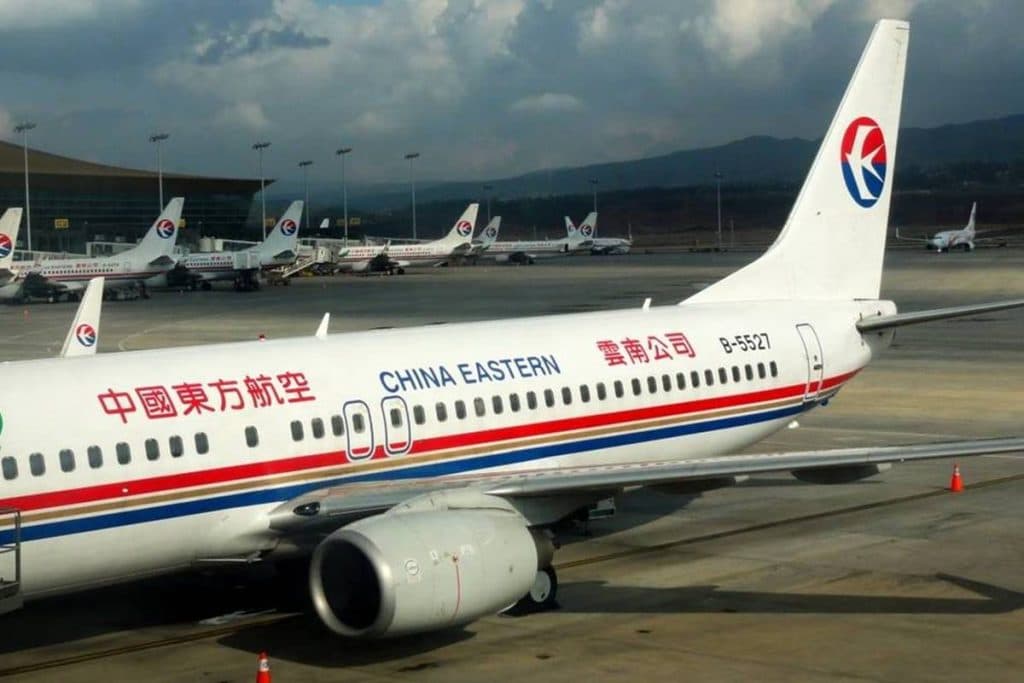 Avião com 132 pessoas a bordo cai na China