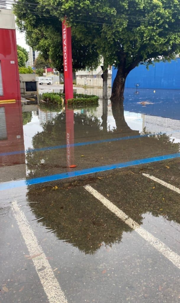 VÍDEOS E FOTOS: Chuva em Natal deixa ruas alagadas no bairro de Petrópolis