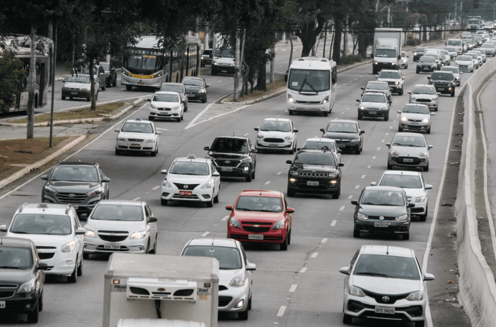 83% diminuíram o uso do carro por causa do aumento no preço da gasolina