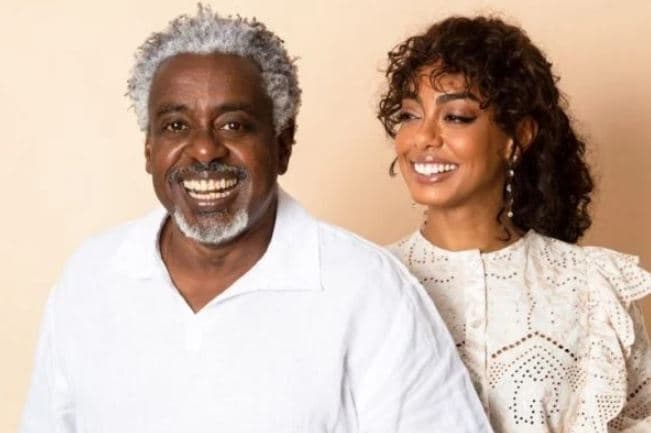 Em assalto à casa da atriz da Globo Dandara Mariana, ladrões tiraram foto com ela e o pai, Romeu Evaristo, o Saci do ‘Sítio'
