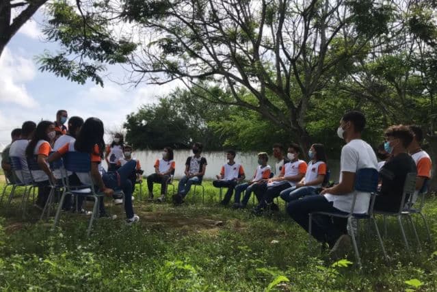 Com aparelhos de ar-condicionado encaixotados há 3 anos, alunos de escola estadual têm aula embaixo de árvores por causa do calor