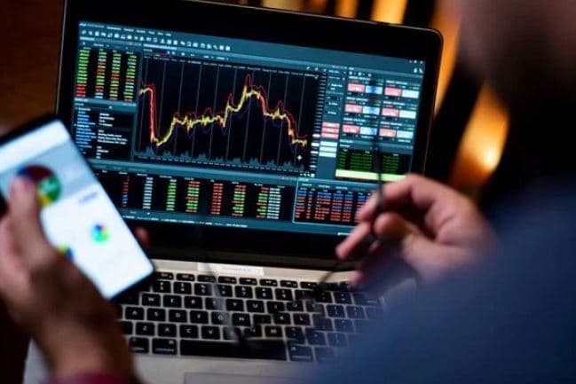 Ibovespa supera 120 mil pontos depois de 7 meses; dólar volta a cair