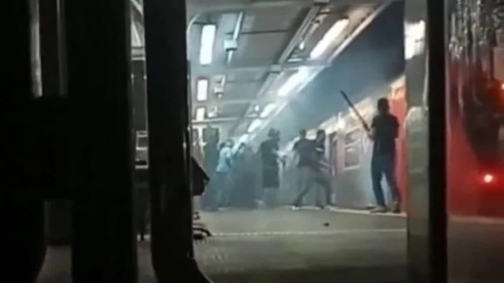 Bebê de 7 meses cai nos trilhos de trem e sofre fratura na cabeça após mãe ser empurrada ao tentar escapar de briga de torcidas em SP