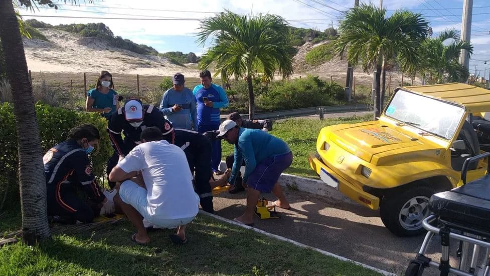 ACIDENTE: Casal de turistas e motorista de buggy ficam feridos após colisão com outro veículo em rotatória na Via Costeira