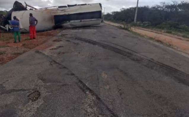 ACIDENTE: Carreta tomba na RN-401, em Guamaré, e derrama óleo na pista