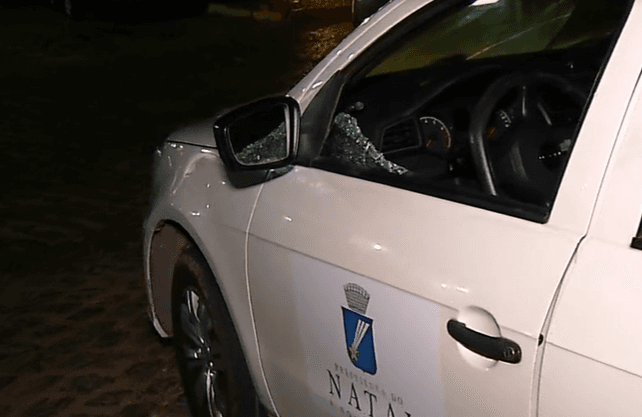 Carro da Secretaria Municipal de Educação é atingido por disparos de arma de fogo em Natal