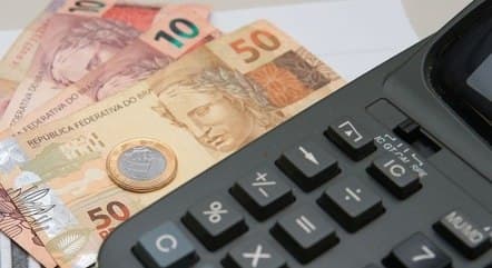 Governo Fátima tem R$ 1 bilhão a mais em caixa, mas consignado segue bloqueado há quase 1 ano