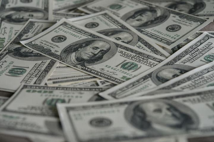 Dólar cai para R$ 4,76 e tem maior queda trimestral desde 2009; Bolsa recua, mas tem melhor trimestre desde 2020