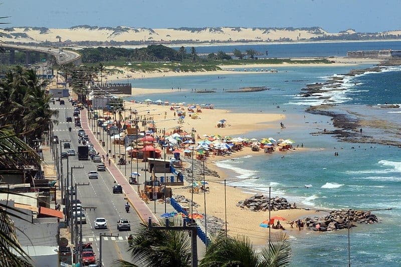 Empresa acusa Governo de licitar obra na beira da praia sem fundação; Secretaria rebate que houve abandono