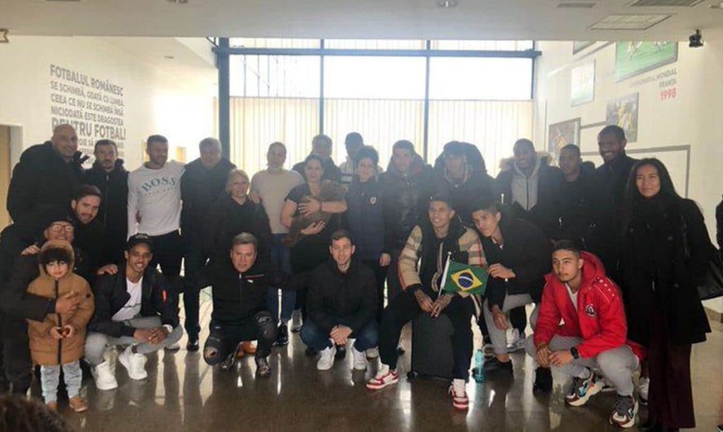 Jogadores brasileiros deslocados da Ucrânia para a Romênia voltam hoje ao Brasil
