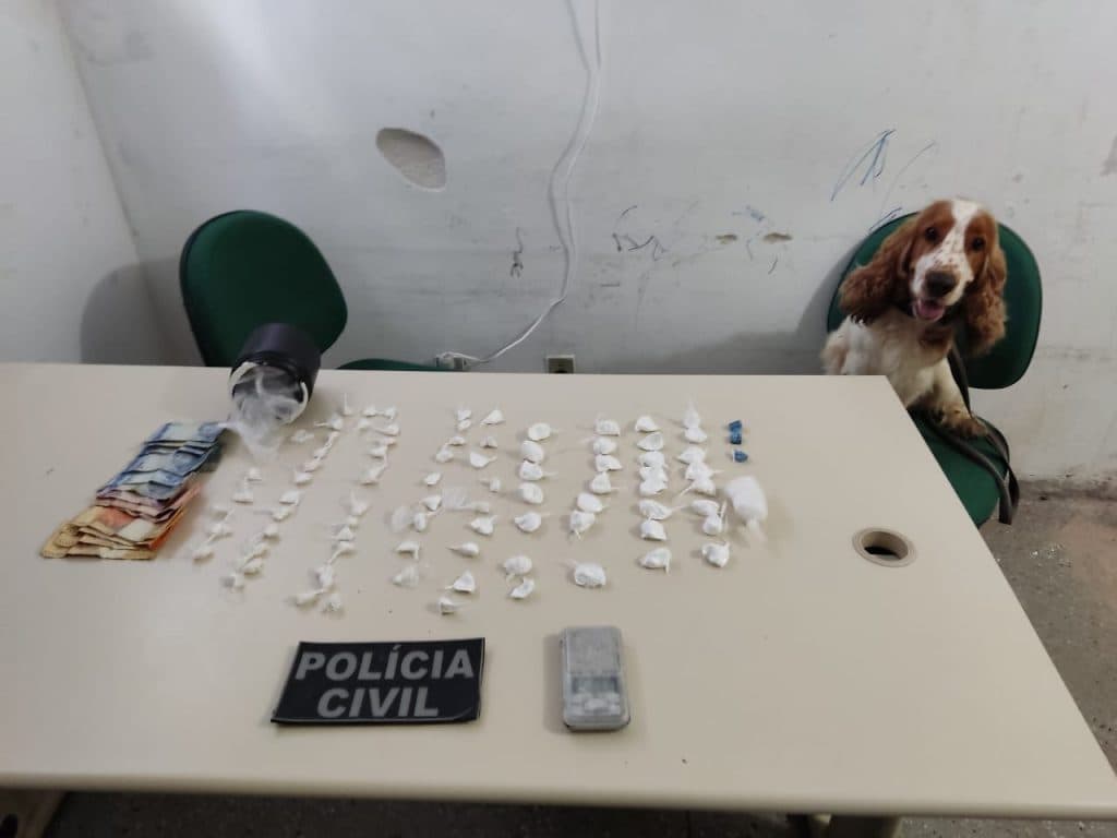 Cão policial encontra droga enterrada, e polícia prende tornozelado por tráfico no RN