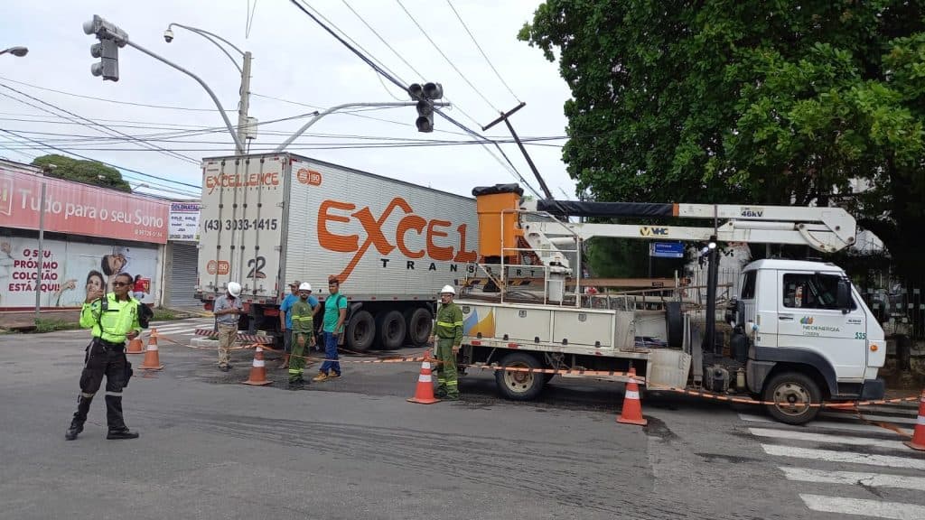 Caminhão colide contra poste no Alecrim e deixa parte do bairro sem energia