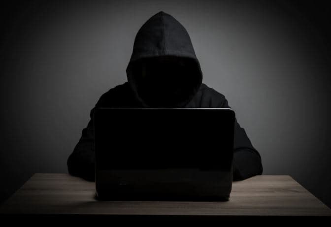 Polícia inglesa prende sete suspeitos de integrarem grupo hacker que atacou Ministério da Saúde