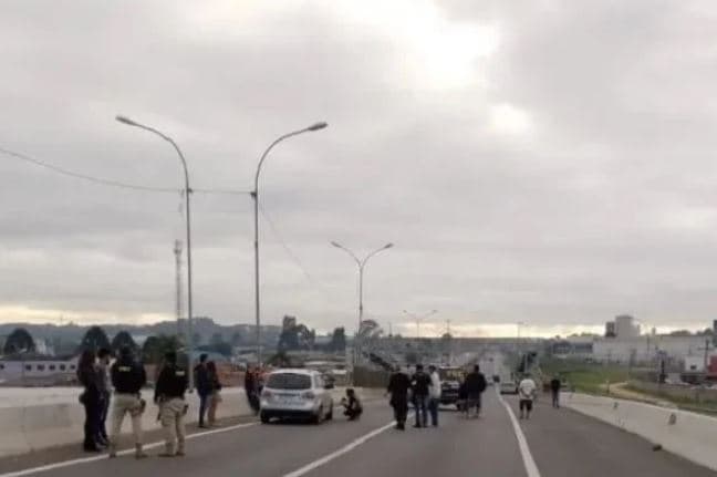 Garota de 15 anos morre atropelada ao tentar impedir suicídio de namorado