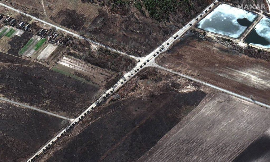 Pronta para entrar em Kiev, Rússia avisa que atacará alvos na capital e pede que moradores deixem o local