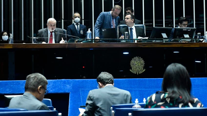 Senado aprova projeto que fixa valor do ICMS sobre combustíveis