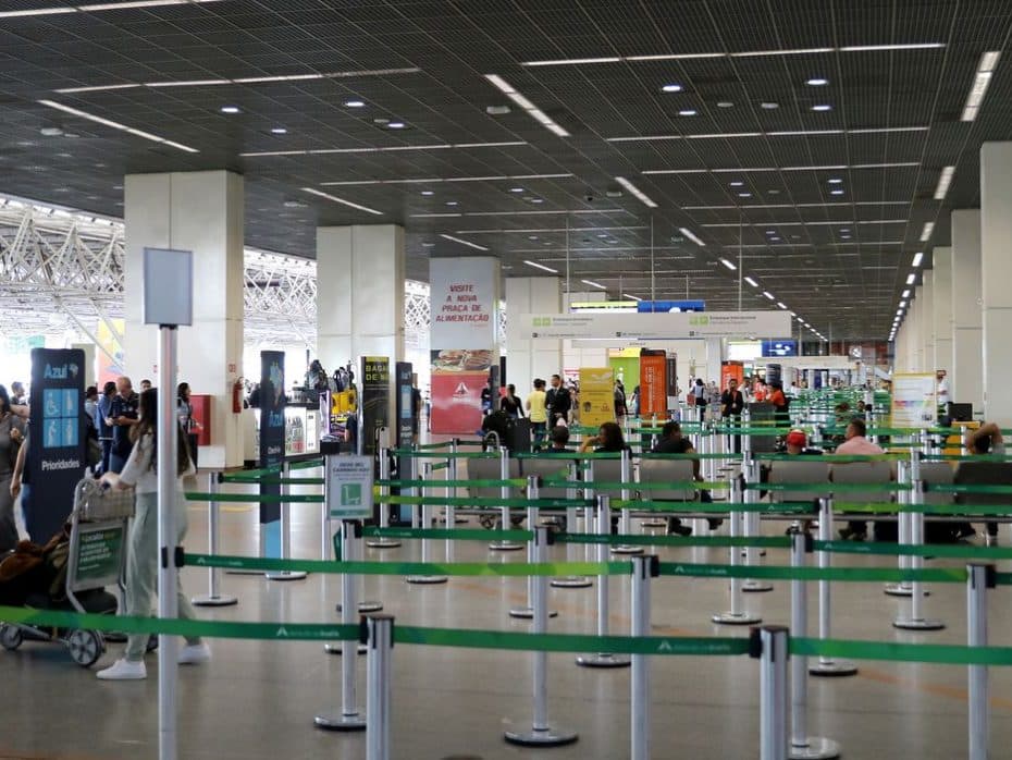 Anvisa: uso de máscaras continua obrigatório em aeroportos e aeronaves