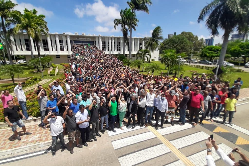 PMs e bombeiros militares cobram correção no subsídio e planejam protesto