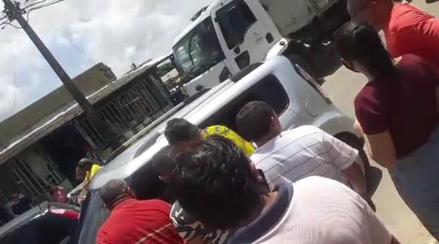 Motorista morre após disparos de motoqueiro e carro paralisa trânsito no KM 06