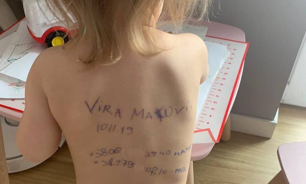 Guerra na Ucrânia: Mãe escreveu dados pessoais nas costas da filha por medo de perder menina no conflito