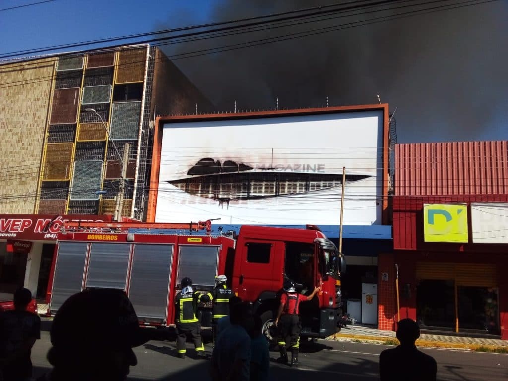 VÍDEO E FOTOS: Loja pega fogo no Centro de Mossoró