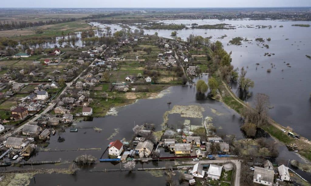 FOTOS: Moradores inundam aldeia na Ucrânia para manter russos longe de Kiev