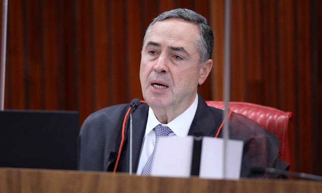 Barroso afirma que "Forças Armadas estão sendo orientadas a atacar e desacreditar processo eleitoral"