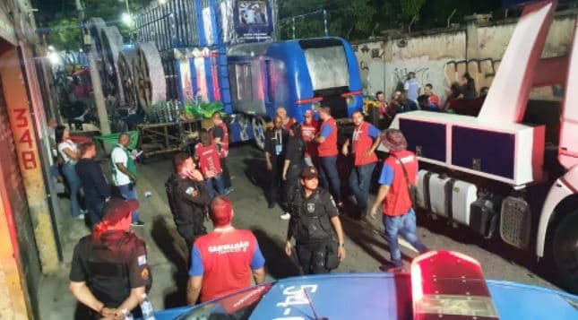 Menina é atropelada por carro alegórico na saída da Sapucaí e perde uma perna após ir para hospital em estado grave