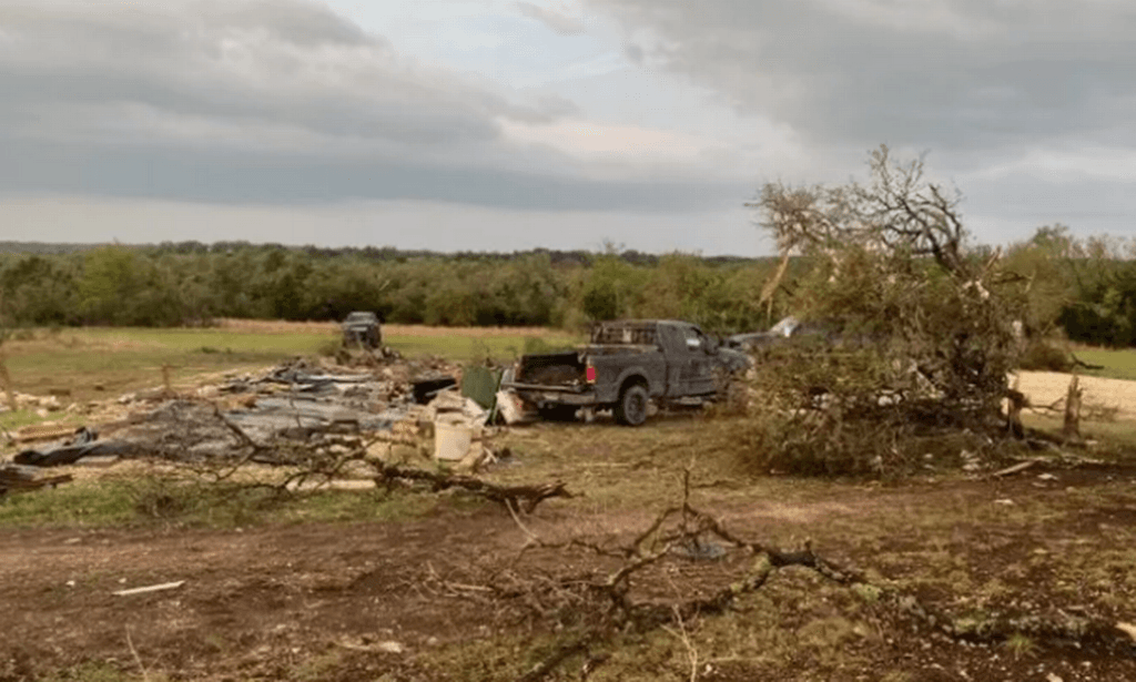 Menina de 6 anos é encontrada inconsciente em cima de uma árvore após ser arremessada por tornado nos EUA