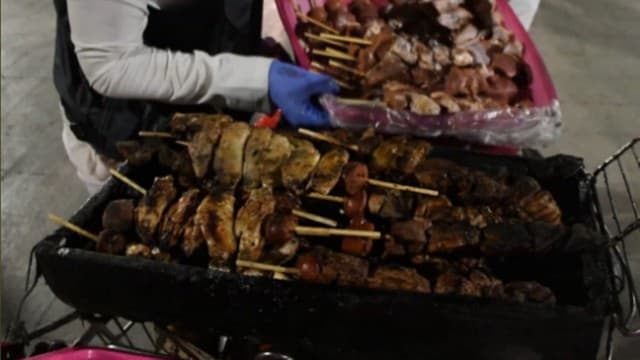 Mulher engole chip de rastreamento de pet ao comer espetinho comprado na rua