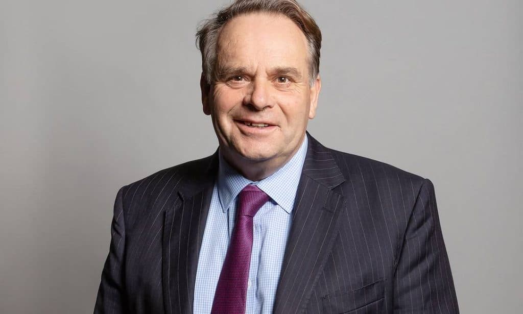 Deputado flagrado assistindo a vídeo pornô no Parlamento britânico anuncia que vai renunciar ao cargo