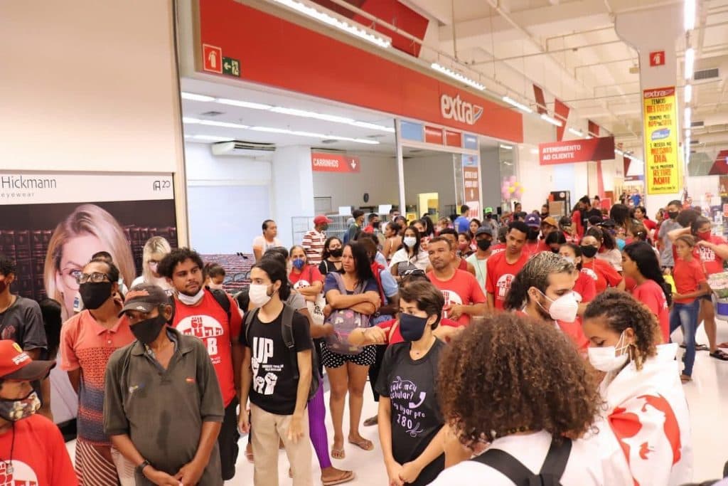 FOTOS: Manifestantes invadem supermercado em Natal e fazem protesto pedindo cestas básicas