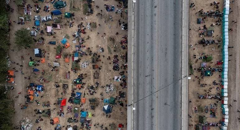 EUA prendem 210 mil migrantes na fronteira com o México em março, o maior número mensal em duas décadas