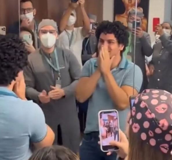 VÍDEO: Jovem viraliza na internet ao participar de ‘chá revelação' de harmonização facial