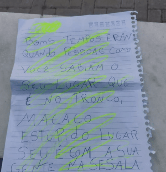 “Seu lugar é no tronco, macaco”: bilhete racista é deixado em prédio