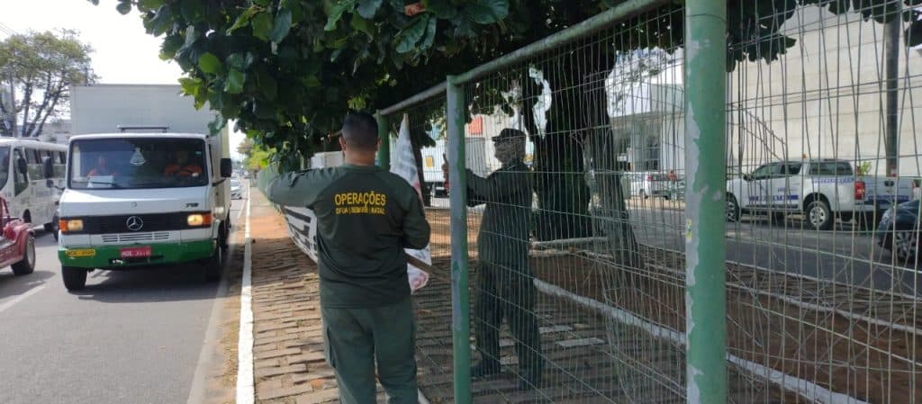 Publicidades irregulares são retiradas das ruas pela Semurb em ação de fiscalização
