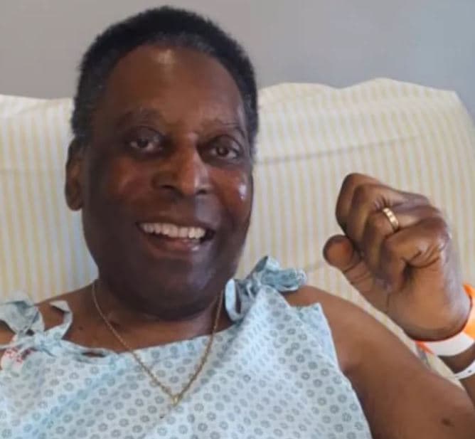 Pelé volta a ser internado para tratamento contra tumor no cólon; Boletim médico diz que ele está em condições "boas e estáveis"