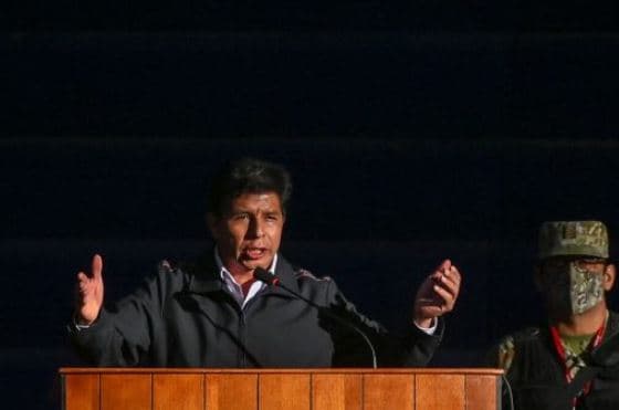 RETORNO ÀS PRESSAS: Presidente do Peru volta ao país de carro para evitar destituição