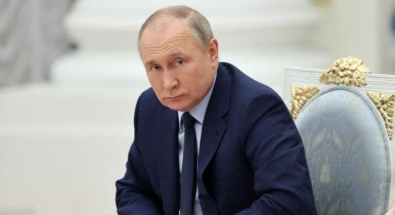 Putin parabeniza Macron por reeleição na França e deseja "sucesso"