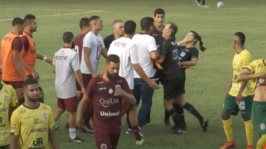 VÍDEO: Técnico é demitido por dar cabeçada em auxiliar mulher em jogo do Capixaba