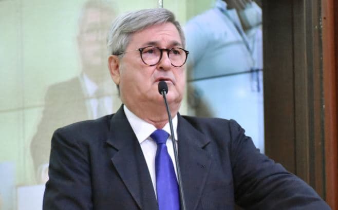 Deputado Tomba Farias sai em defesa de Álvaro Dias e diz que Carlos Eduardo foi "infeliz"