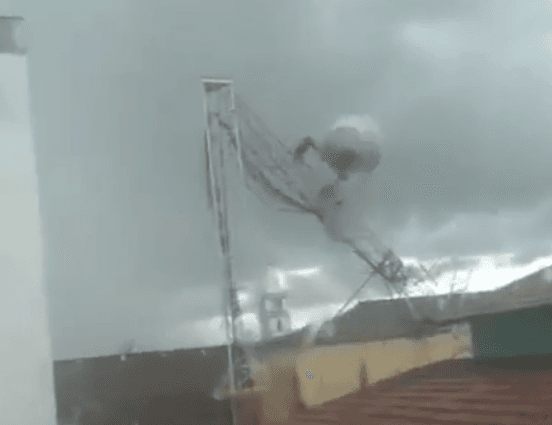 Torre de telefonia desaba sobre imóvel em Santo Antônio, no Agreste do RN