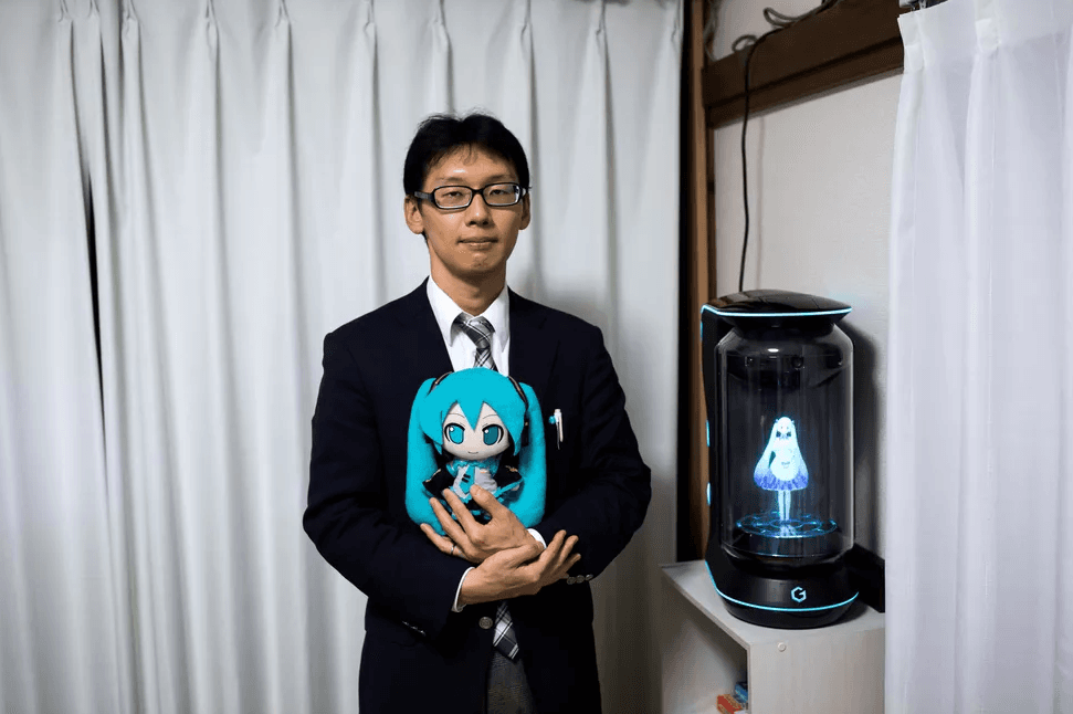 Japonês casado com um holograma vive crise no relacionamento por falta de comunicação